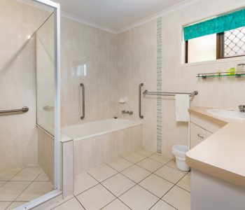 Keiths-Place-Bribie-large-full-bathroom-with-grab-rails.jpg
